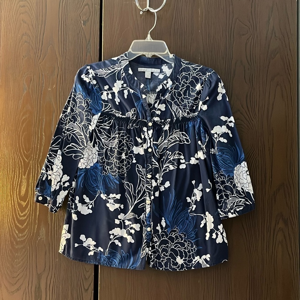 Old Navy 3/4 sleeved navy blue and white  flowered blouse. Size Medium